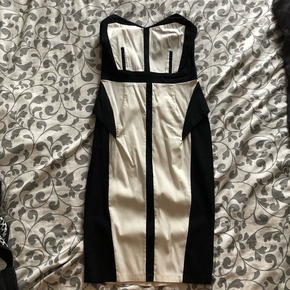 Amazing strapless, structured dress